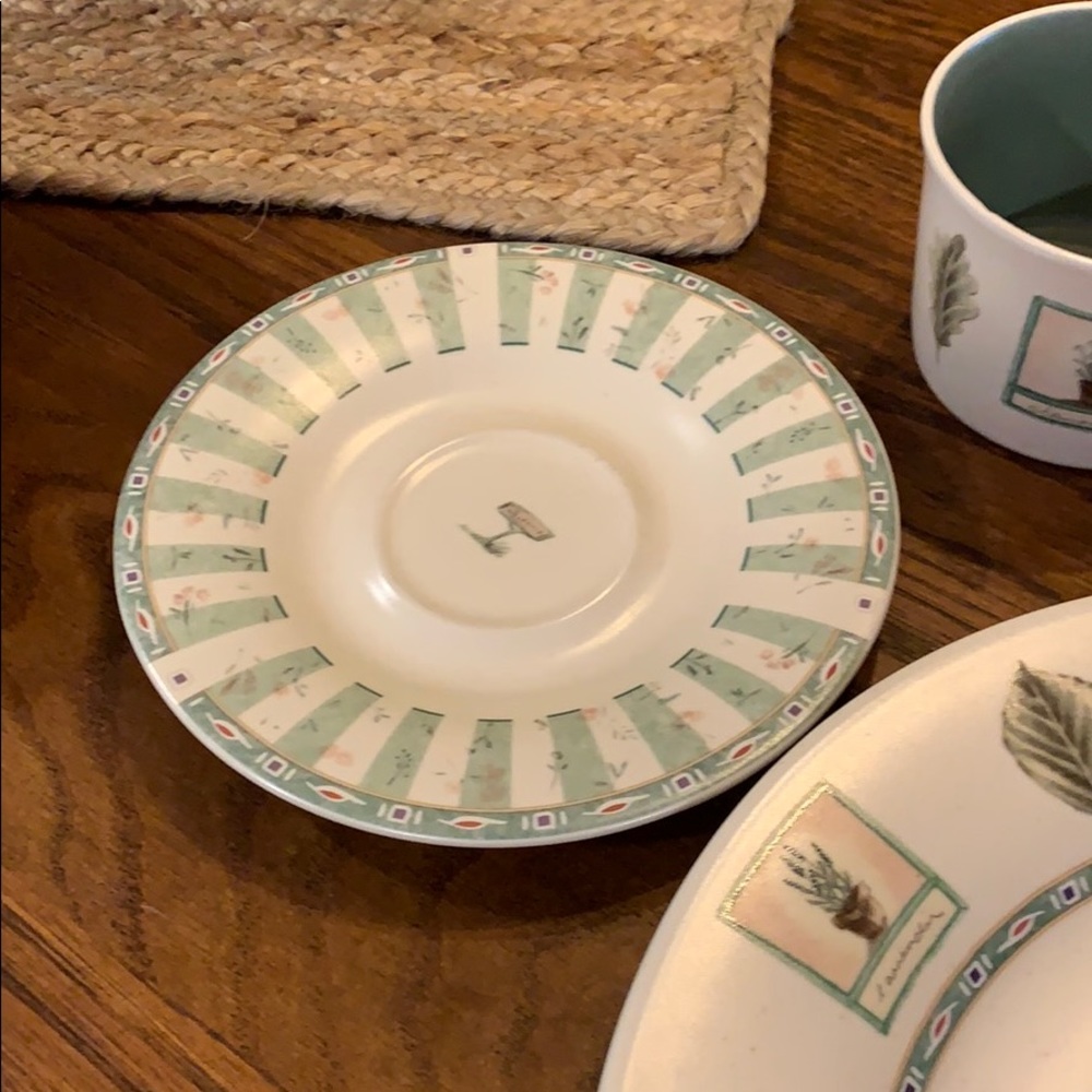 Pfaltzgraff 4 pc. place setting.. - Picture 2 of 4